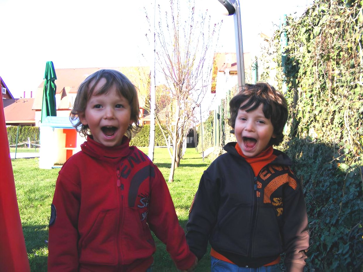 Marele secret al gemenilor pe care îi vezi pe stradă îmbrăcați la fel