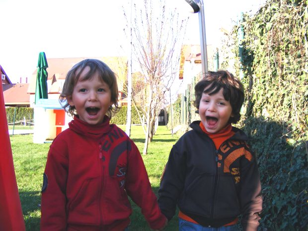 Marele secret al gemenilor pe care îi vezi pe stradă îmbrăcați la fel